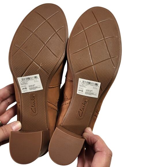 NEW Clarks Women's Bayla Glow ankle boots in tan nubuck.  size 9.5 - Picture 6 of 7